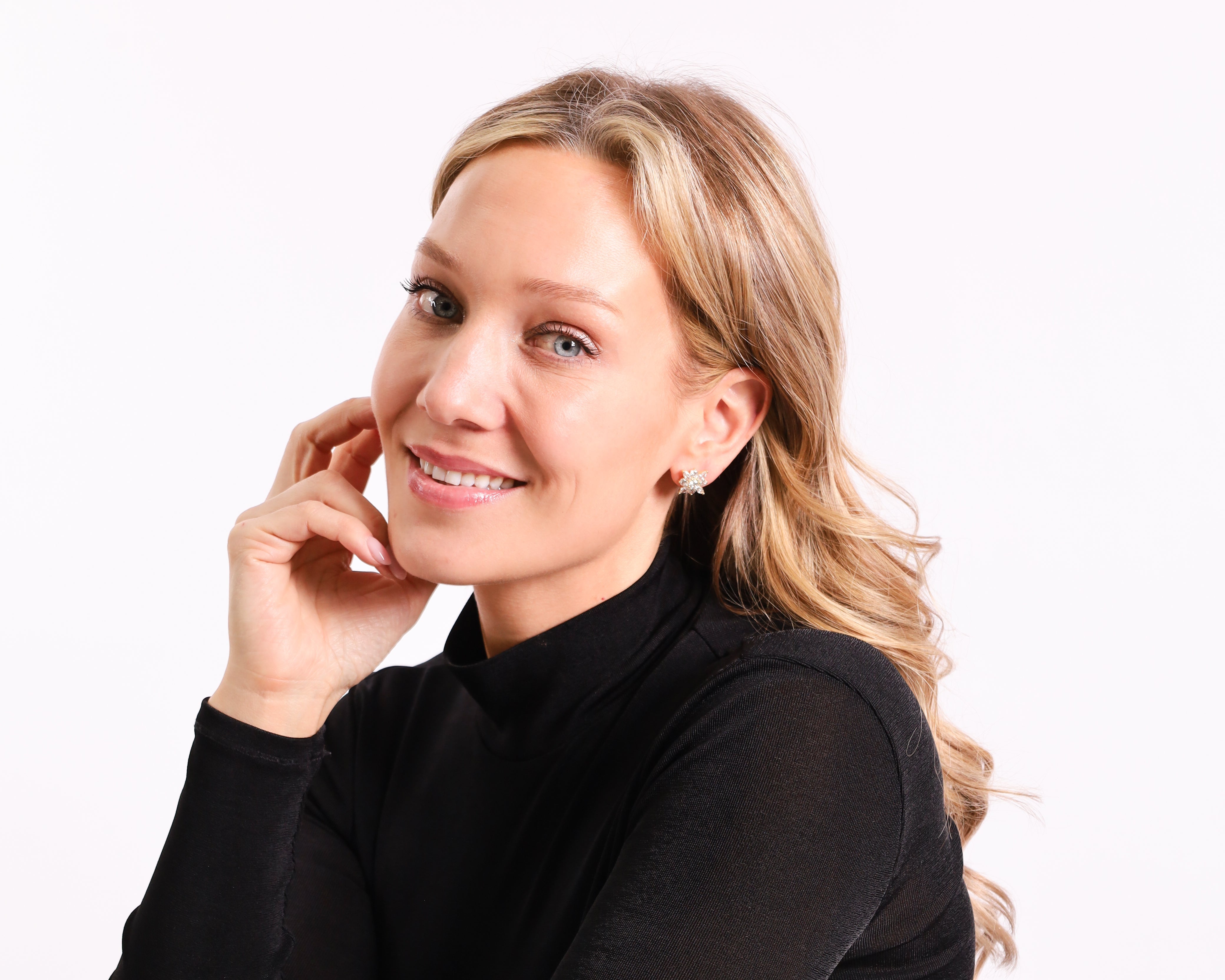 The Rosie Earrings - 18K gold plated earrings in gold by Sol & Raya - De Rosie oorbellen met een 18k gold plating