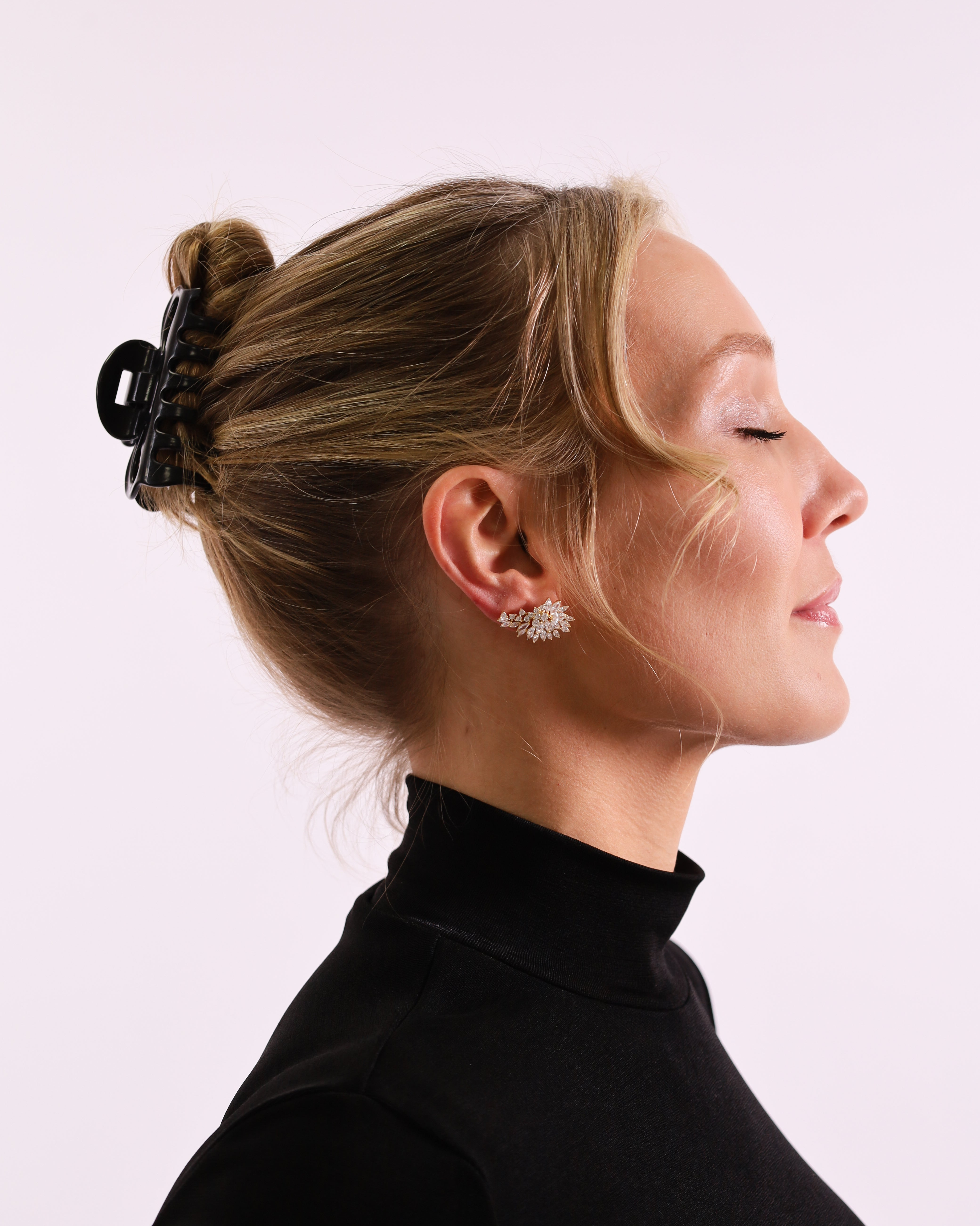 The Saphira Earrings – 18K gold plated earrings in gold by Sol & Raya - De Saphira oorbellen met een gold plating en zirkonia stenen