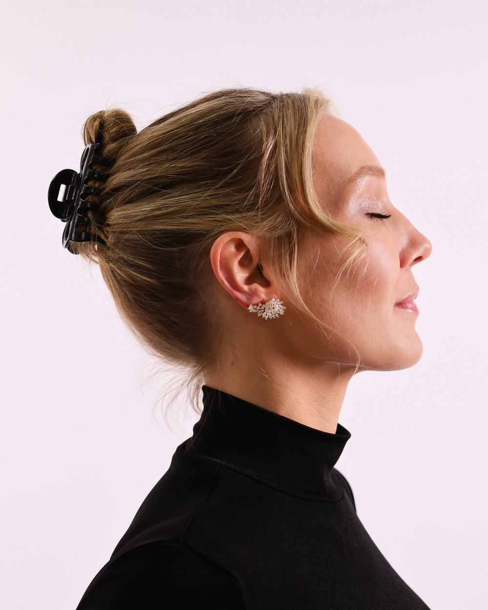 The Saphira Earrings – 18K gold plated earrings in gold by Sol & Raya - De Saphira oorbellen met een gold plating en zirkonia stenen