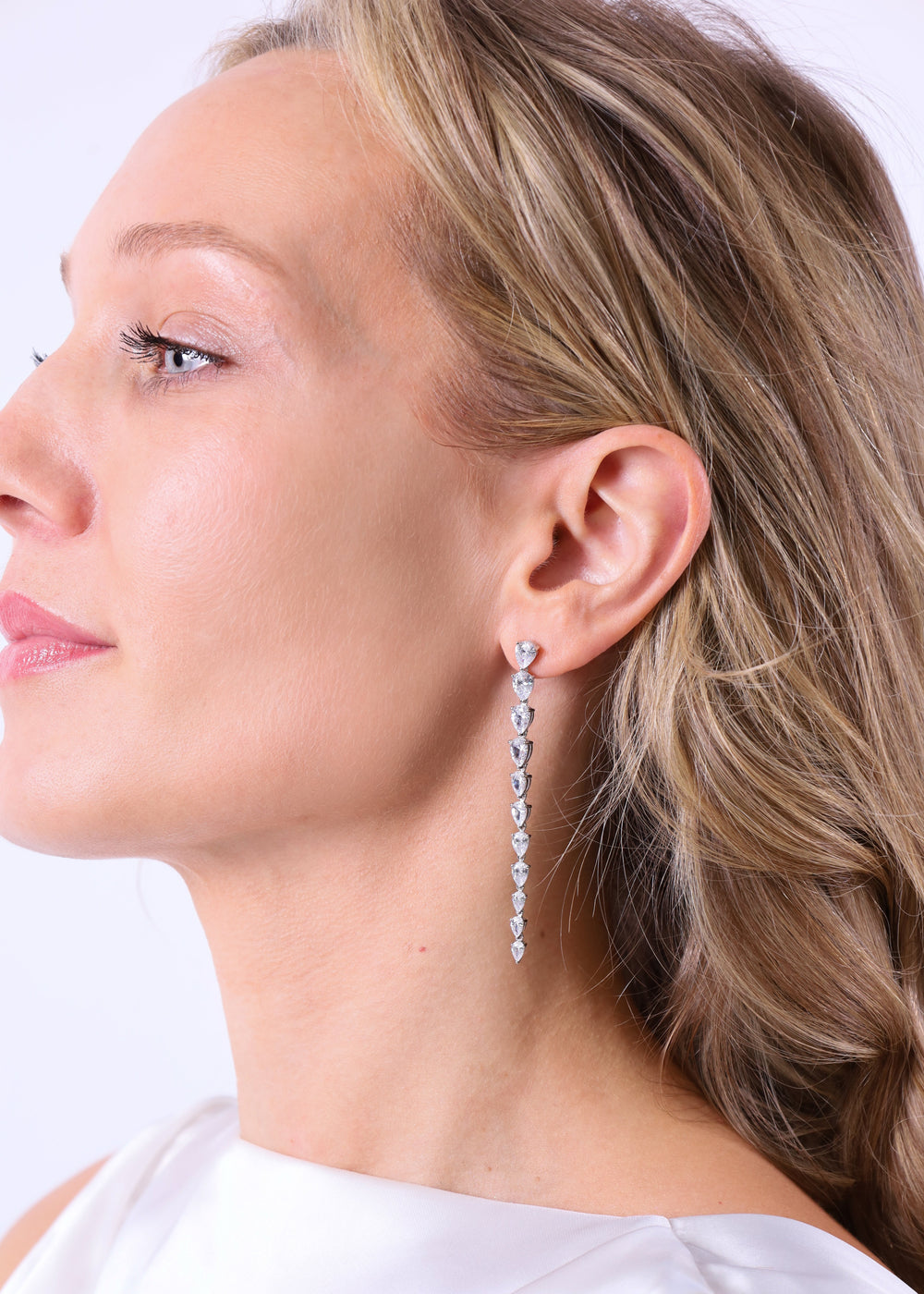 The Soline Earrings in Sterling Silver by Sol & Raya - De Soline oorbellen in sterling zilver
