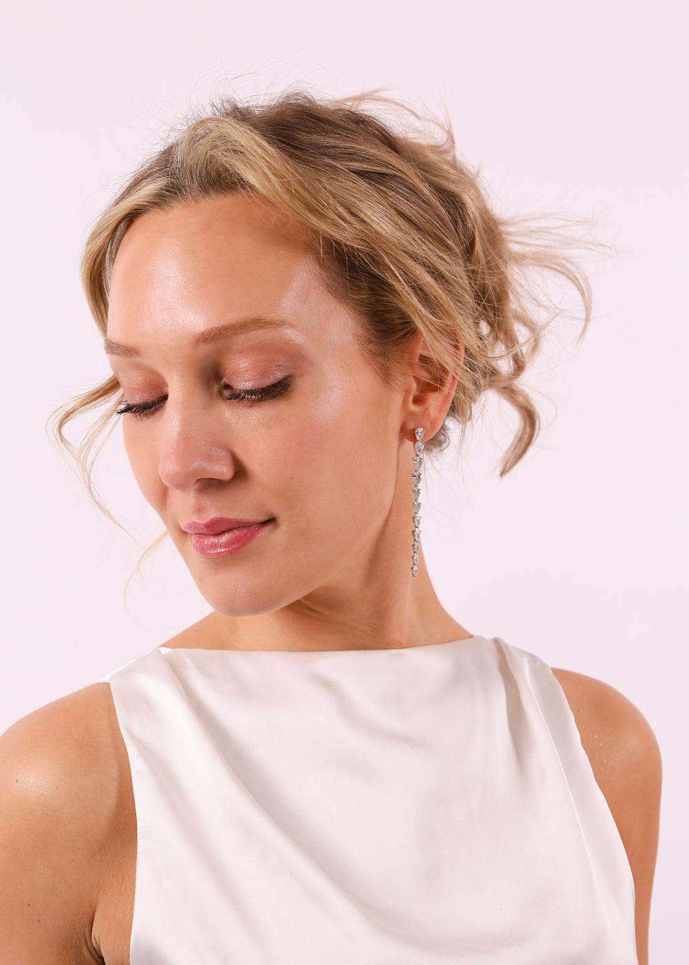 The Soline Earrings - 18K Gold Plated in gold by Sol & Raya - De Soline oorbellen in de kleur goud